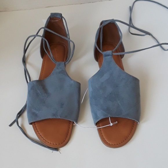 Universal Thread Shoes - Gorgeous flat Sandals with tie